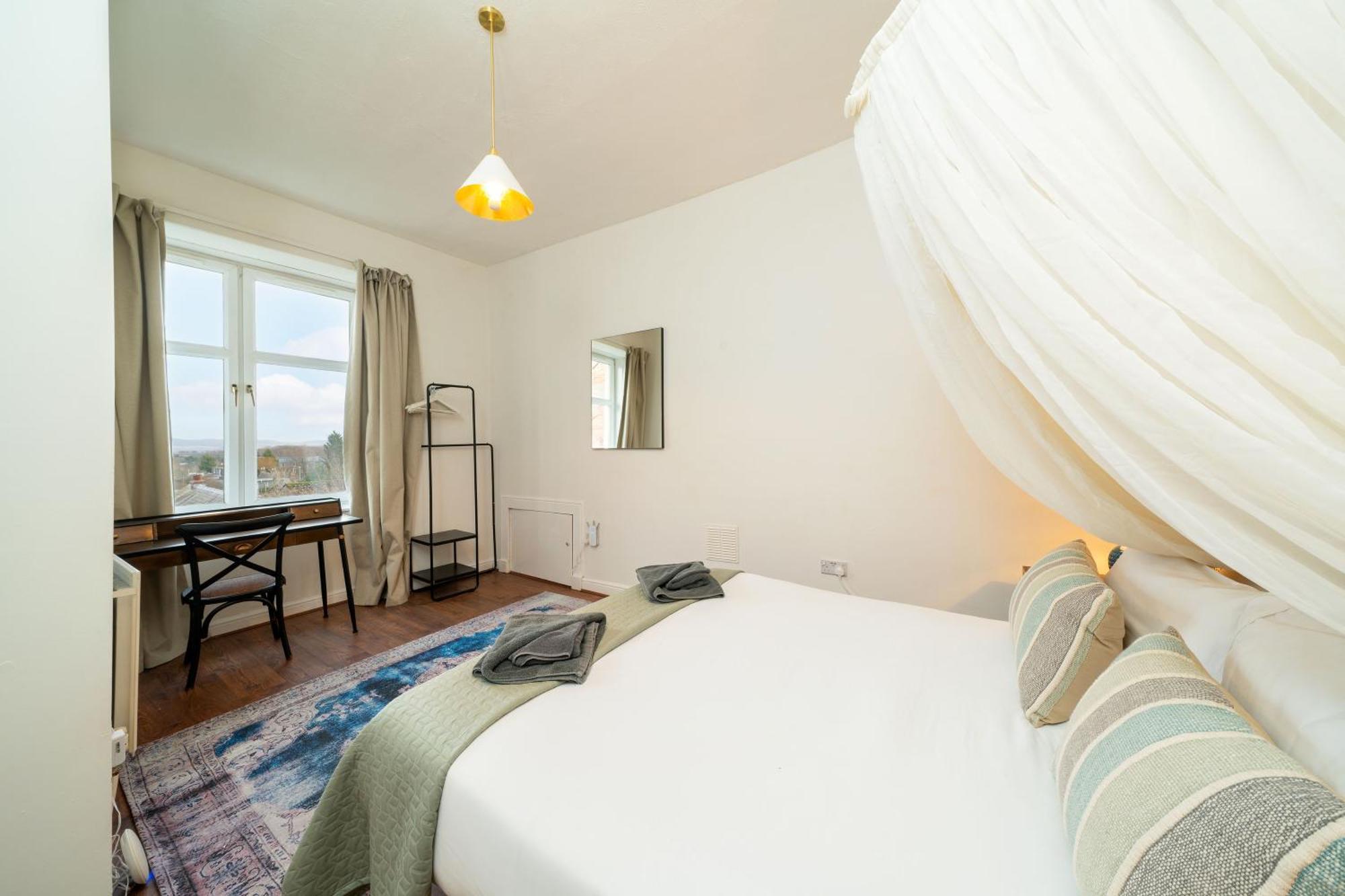 - Colonial Apartment *